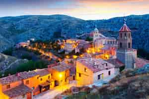 Foto grátis vista de albarracín à noite