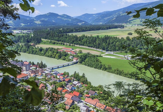 Vista de alto ângulo da cidade de Vuzenica na Eslovênia durante o dia