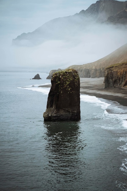 Vista de arnarstapi na costa sul da península de snæfellsnes, islândia Foto Premium