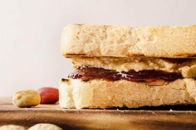 Vista de baixo ângulo closeup em sanduíches de manteiga de amendoim e geléia na tábua. conceito de alimentação saudável
