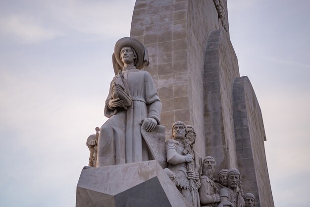 Vista de baixo ângulo das estátuas do Monumento dos Descobrimentos em Lisboa, Portugal