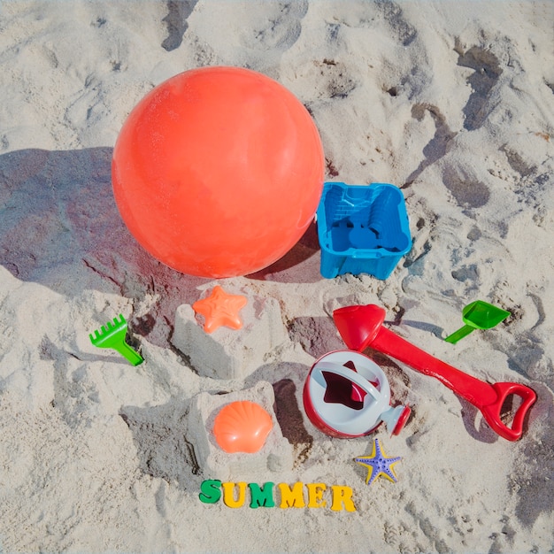 Vista de brinquedos de areia e inscrição