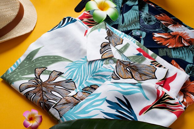 Vista de camisas havaianas com chapéu