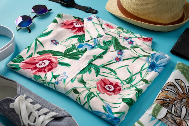 Vista de camisas havaianas com estampa floral e óculos de sol