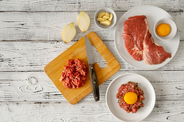 Foto grátis vista de carne bovina para prato de bife tártaro