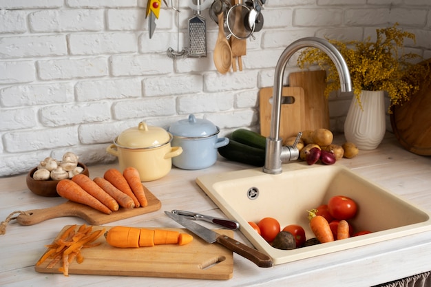 Foto grátis vista de cenouras na cozinha com outros vegetais