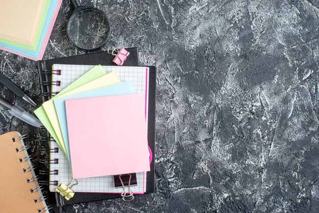 vista de cima adesivos coloridos com caderno em fundo cinza