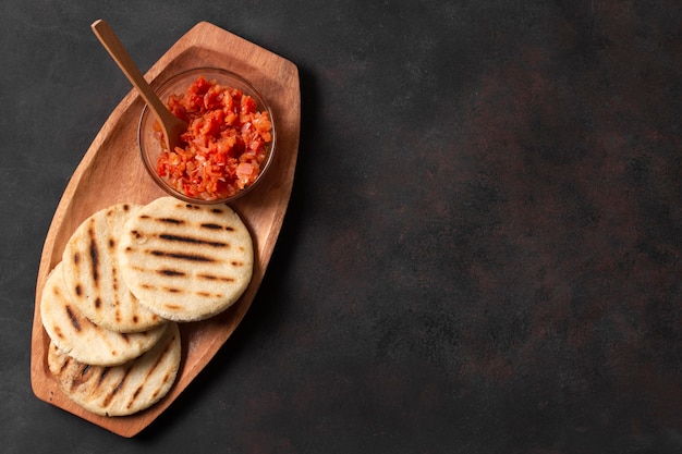 Vista de cima arepas grelhadas com tomates