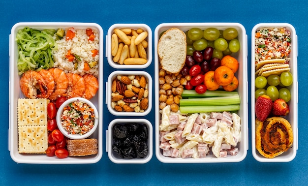 Foto grátis vista de cima arranjo de comida embalada