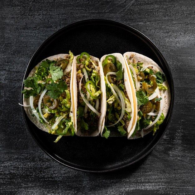 Vista de cima arranjo de tacos vegetarianos