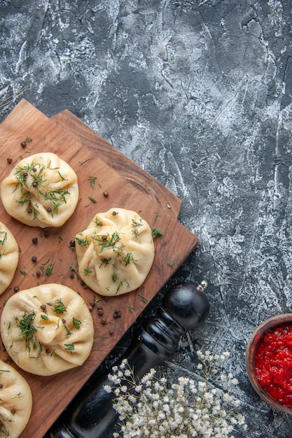 Vista de cima bolinhos de massa crus em massa de mesa cinza refeição bolo jantar cozinha cozinhando prato