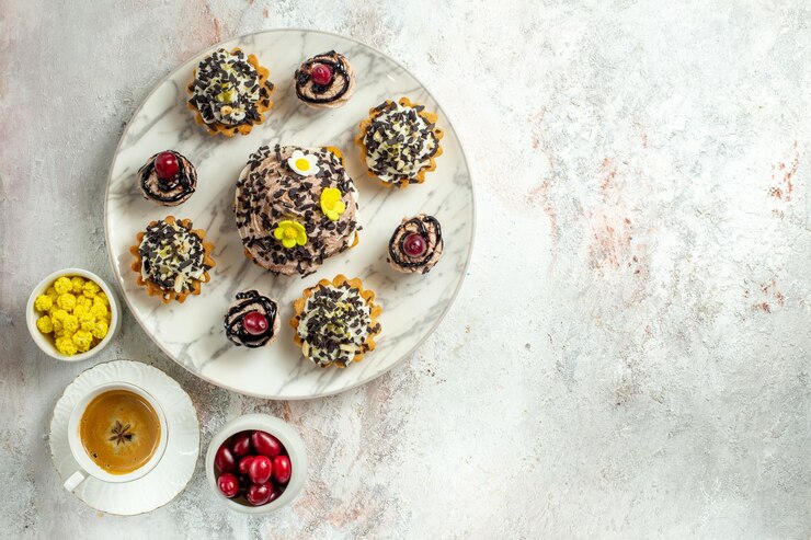 Foto grátis vista de cima, bolos deliciosos e cremosos com fatias de chocolate na superfície branca, bolo de chá, biscoito doce, biscoito de aniversário, creme