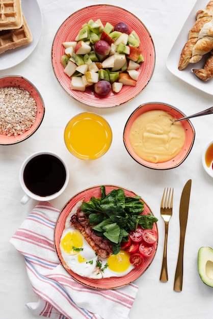 Foto grátis vista de cima com comida deliciosa