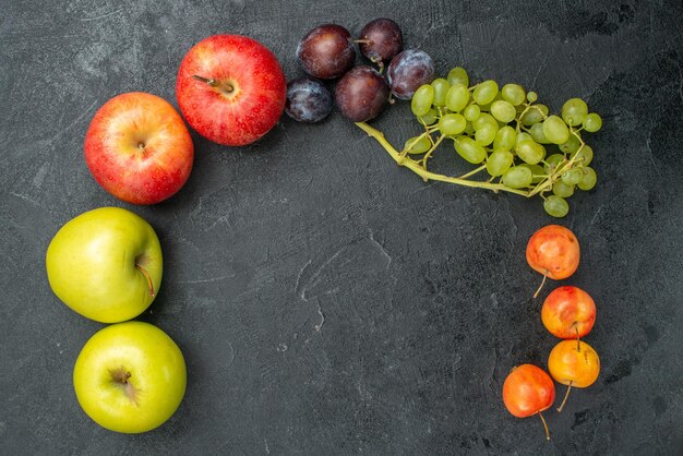Vista de cima composição de frutas diferentes frescas e maduras em mesa cinza frutas frescas maduras saúde maduras