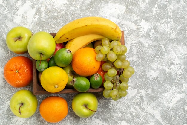 Vista de cima composição de frutas frescas bananas uvas e feijoa em um fundo alto frutas suaves vitaminas saúde frescas