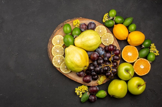 Vista de cima composição de frutas frescas frutas maduras fatiadas e maduras na superfície escura vitamina de frutas frescas maduras