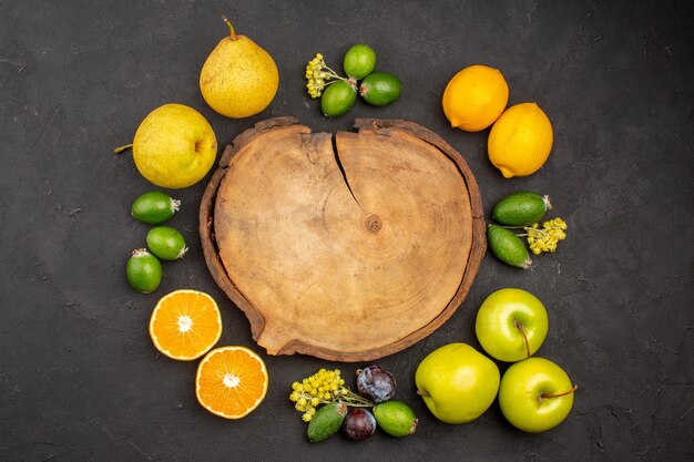 Vista de cima composição de frutas frescas frutas maduras maduras na superfície escura frutas maduras vitamina fresca suave