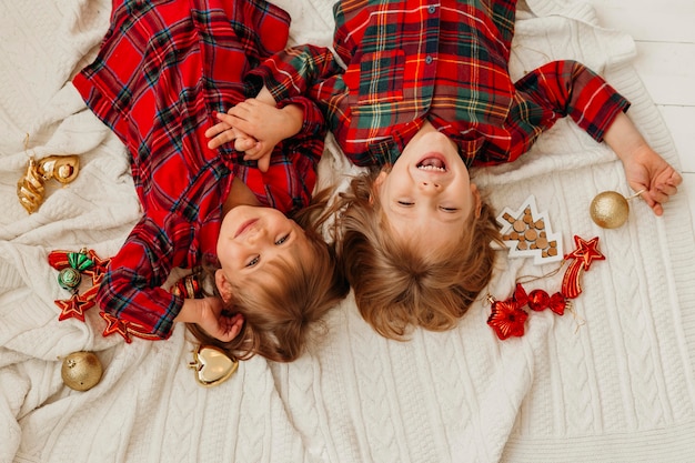 Foto grátis vista de cima, crianças se divertindo na cama no natal