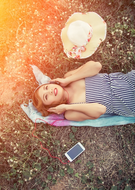 Foto grátis vista de cima da menina que escuta a música