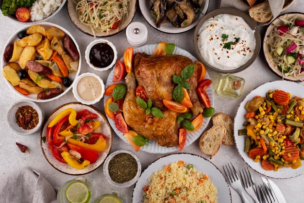 Vista de cima da mesa cheia de deliciosas composições de alimentos