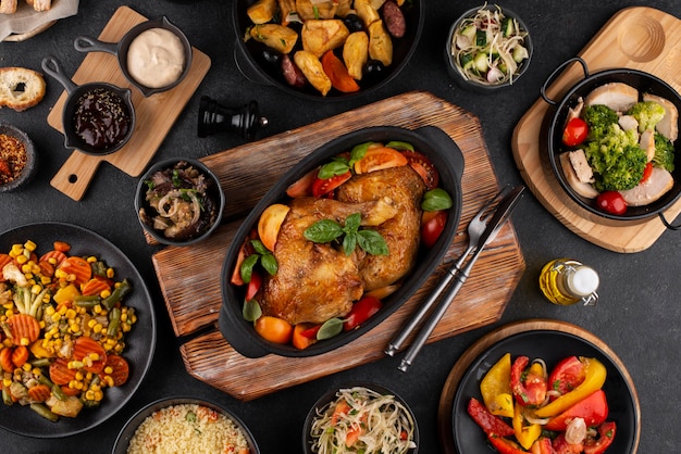 Vista de cima da mesa cheia de deliciosas composições de alimentos