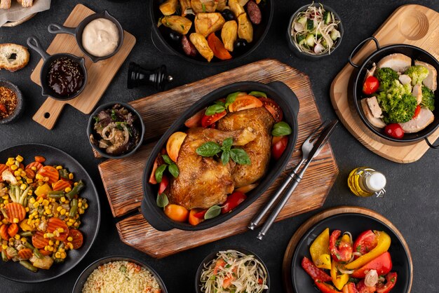 Vista de cima da mesa cheia de deliciosas composições de alimentos