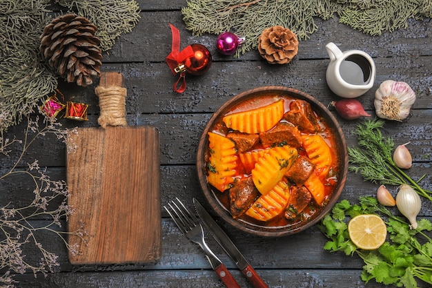 Foto grátis vista de cima da saborosa sopa de carne com verduras e batatas na mesa escura