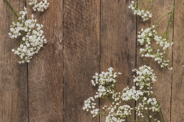 Foto grátis vista de cima da tabela com decoração floral