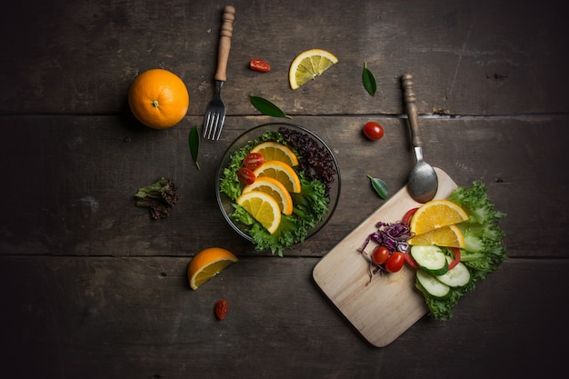 Vista de cima da tábua de cortar com ingredientes para a salada