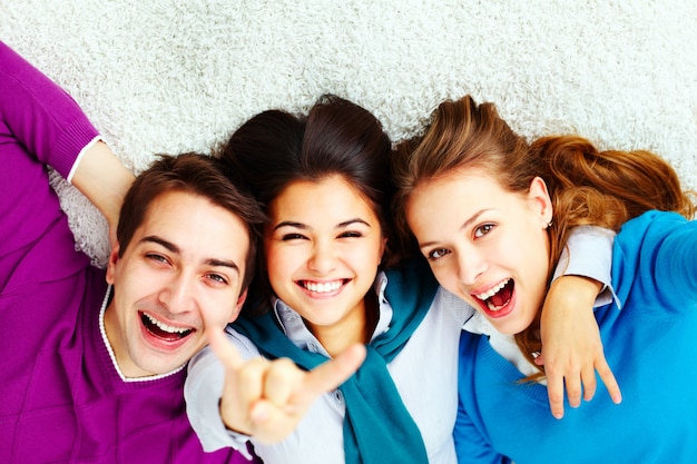 Foto grátis vista de cima de amigos se divertindo