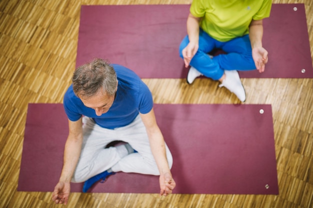 Foto grátis vista de cima de avós fazendo yoga