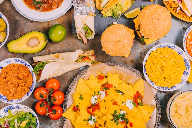 Foto grátis vista de cima de diferentes pratos mexicanos no antigo fundo resistiu