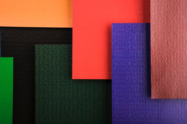 Vista de cima de folhas de papel coloridas