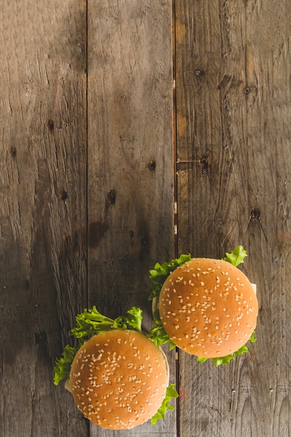 Foto grátis vista de cima de hambúrgueres na superfície de madeira