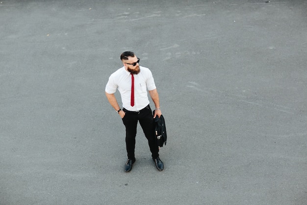 Vista de cima de homem de negócios relaxado com pasta