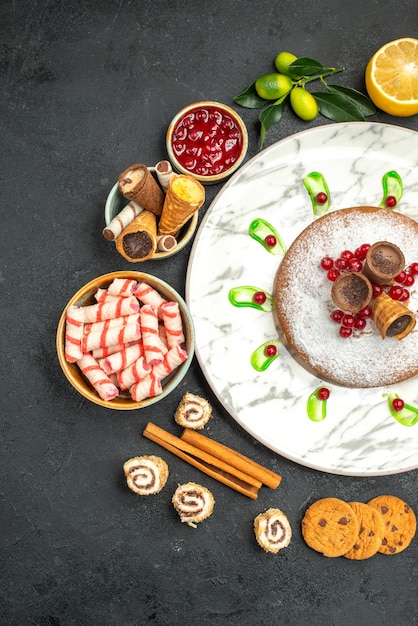 Vista de cima de longe um bolo um bolo com frutas, geléia de canela, biscoitos doces