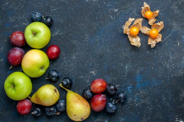 Vista de cima de maçãs verdes frescas com peras, ameixas e ameixas na mesa escura, frutas frescas comidas frescas