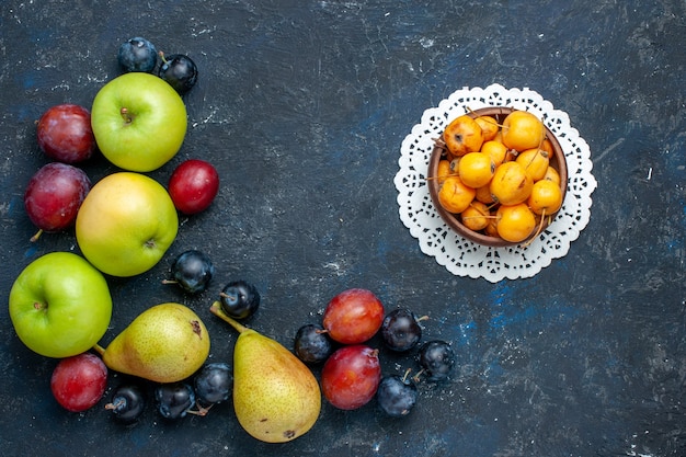 Foto grátis vista de cima de maçãs verdes frescas com peras, cerejas, cerejas amarelas e ameixas em comida fresca e suave de frutas vermelhas azuis-escuras