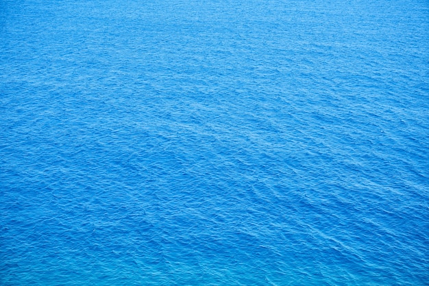 Vista de cima de mar azul calmo