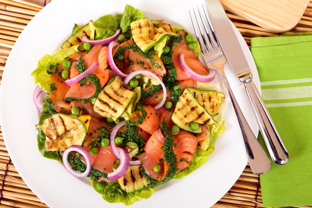 Vista de cima de salmão e courgette salada