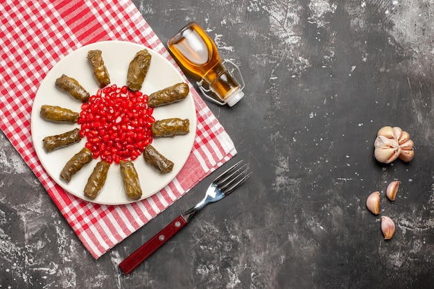 Vista de cima de uma deliciosa folha de dolma com romãs na mesa escura