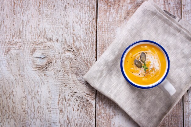 Vista de cima de uma deliciosa sopa de abóbora