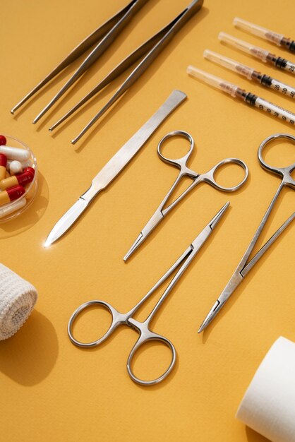 Vista de cima de vários equipamentos médicos