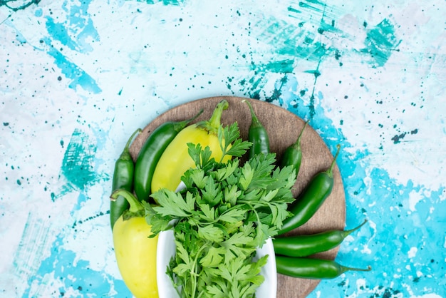 vista de cima de verduras frescas isoladas dentro do prato junto com pimentões verdes e pimentões picantes em vegetais de refeição de comida de produto de folha verde brilhante