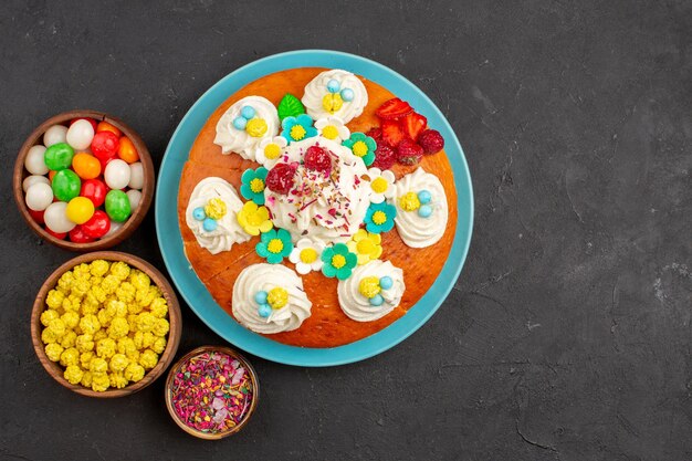 Vista de cima deliciosa torta de creme com frutas e doces no fundo escuro torta biscoito doce chá biscoito bolo