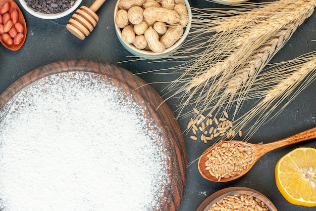 Vista de cima deliciosa torta de frutas com farinha e nozes em frutas escuras torta doce bolo de açúcar chá sobremesa biscoito