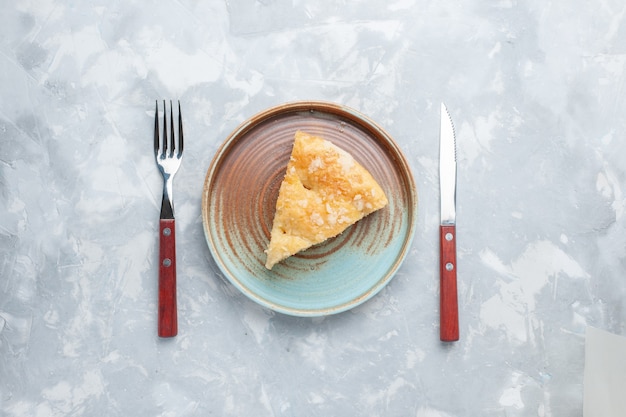 Vista de cima deliciosa torta de maçã cortada dentro do prato na mesa branca torta bolo doce açúcar