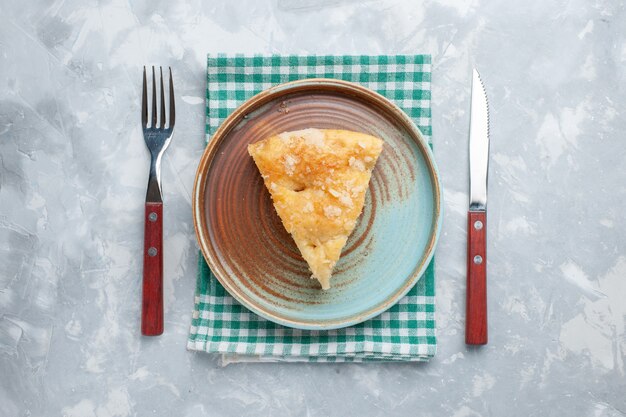 Vista de cima deliciosa torta de maçã fatiada dentro do prato na mesa de luz Bolo de torta doce açúcar assado biscoito