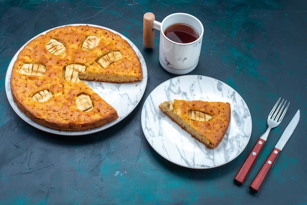 Foto grátis vista de cima deliciosa torta de maçã fatiada inteira com chá no fundo escuro torta de bolo de frutas doce