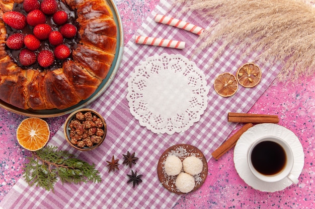 Foto grátis vista de cima deliciosa torta de morango com canela e xícara de chá rosa